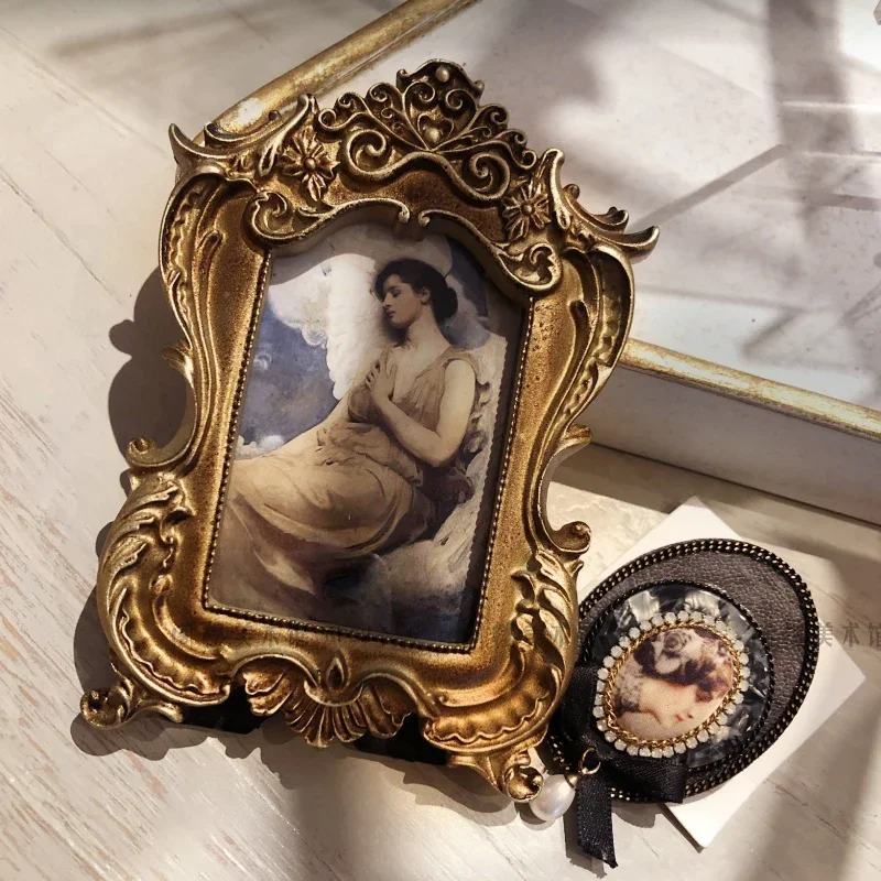 

Antique Round Photo Frame Embossed Resin Design Classic Wall or Tabletop Decoration Vintage Style Antique