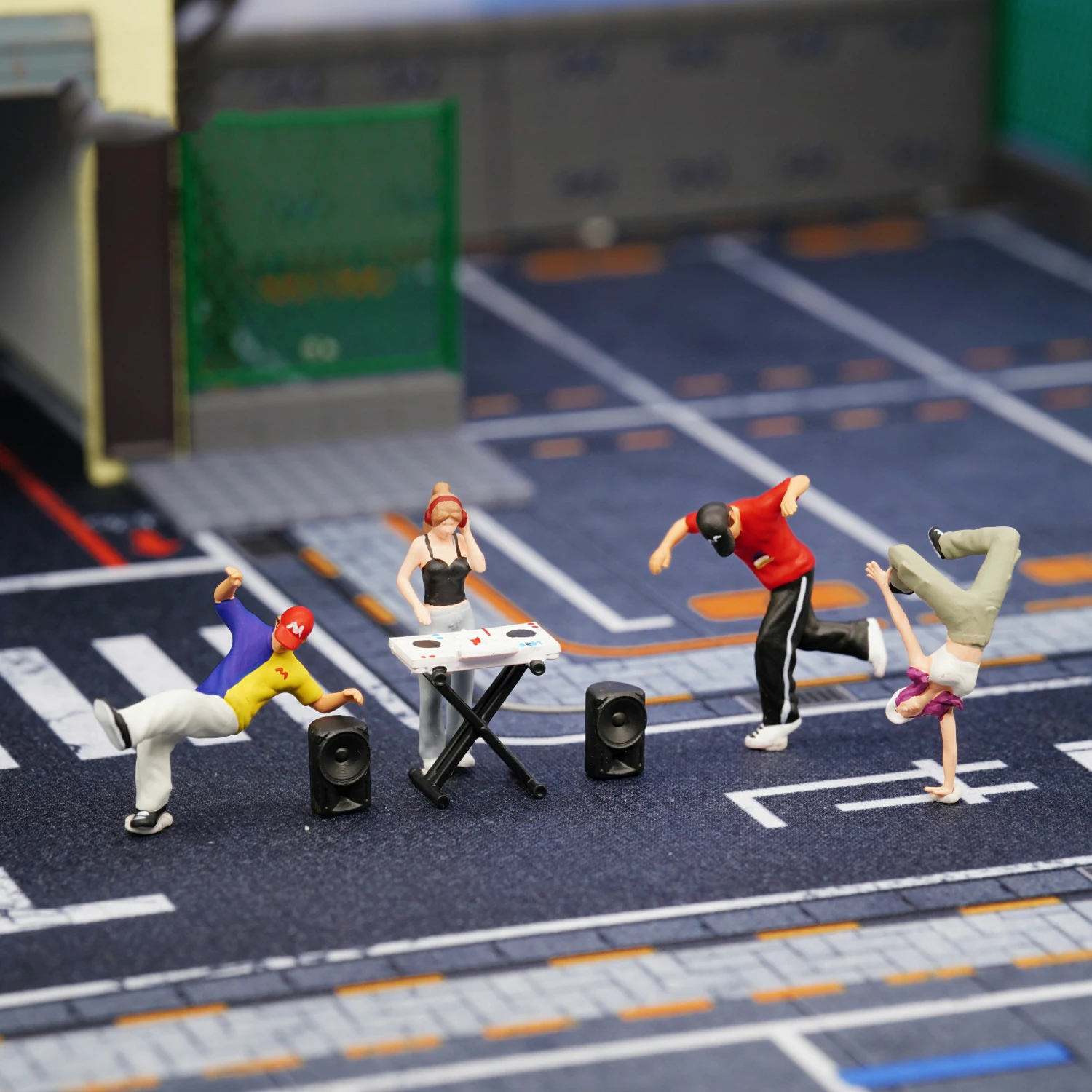 

Resin Diorama 1:64 Scale Miniature Figures Street dance DJ Garage Scenes Minifigure Model Kit DIY Craft Toys Figure Decoration