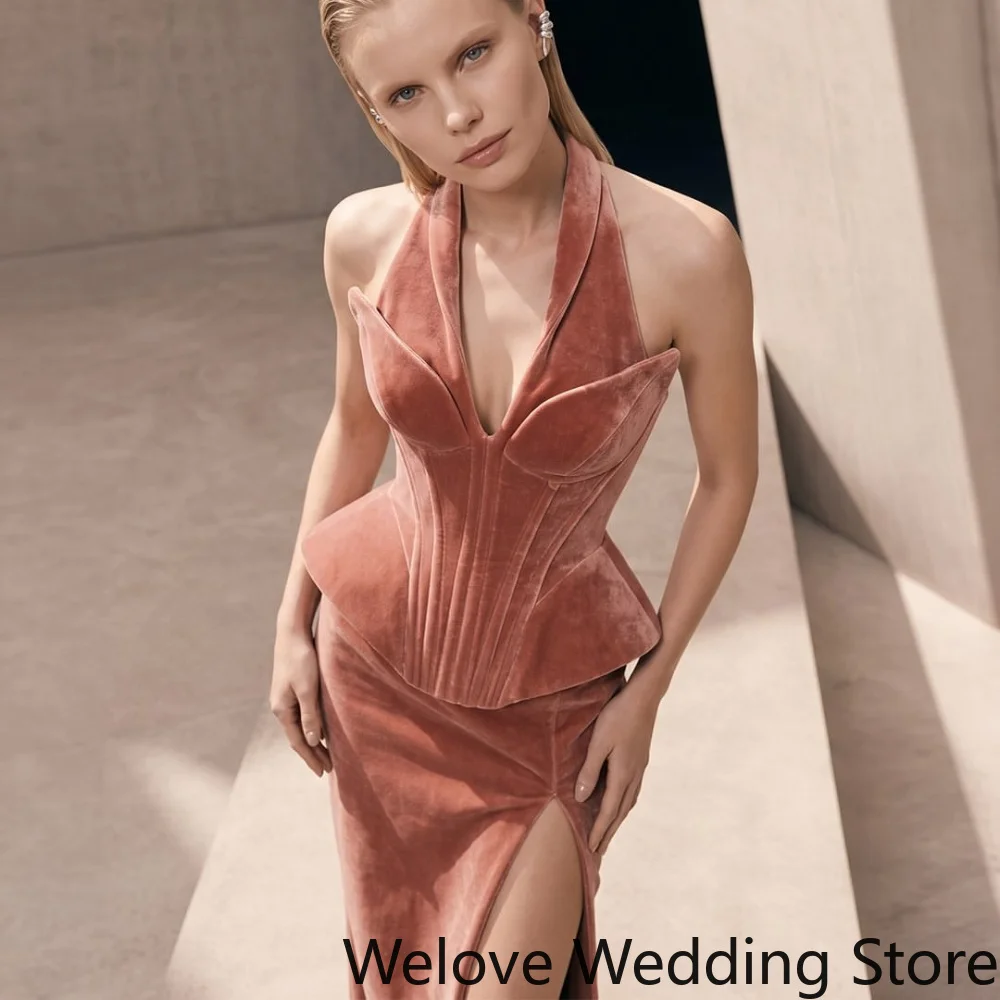 Vestido de Noche Sirena Personalizado en Terciopelo Rosa Empolvado, con Cuello Halter, Cuello en V Profundo, Corsé, Peplum, Abertura Lateral Alta y Largo Hasta el Suelo, Formal