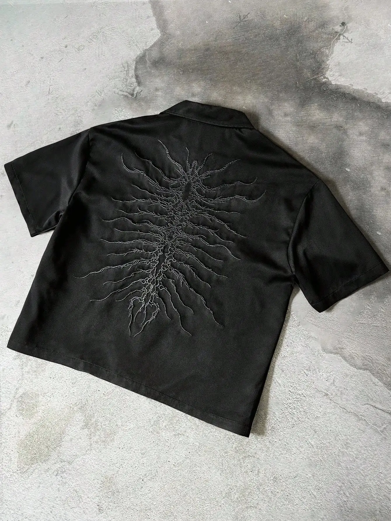 

Men's Black Loose Fit Short Sleeve Shirt with Abstract Thread Embroidery Back Design