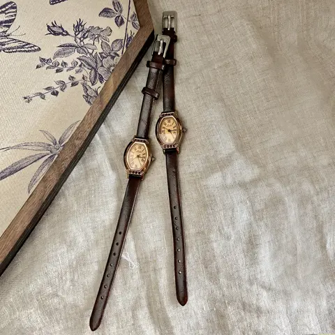 1 Stück Vintage Casual Elegant Damen Kaffeebraune Lederarmbanduhr, modisches tonnenförmiges Zifferblatt mit Strass-Dekor