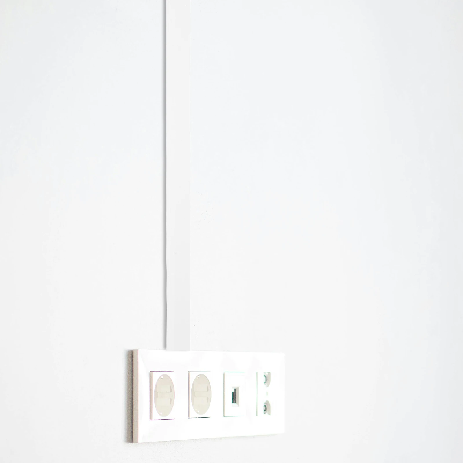 

1 комплект огнестойких проволочных чехлов, прочная конструкция, кабельные консилеры оптимальной длины для настенных телевизоров и кабелей