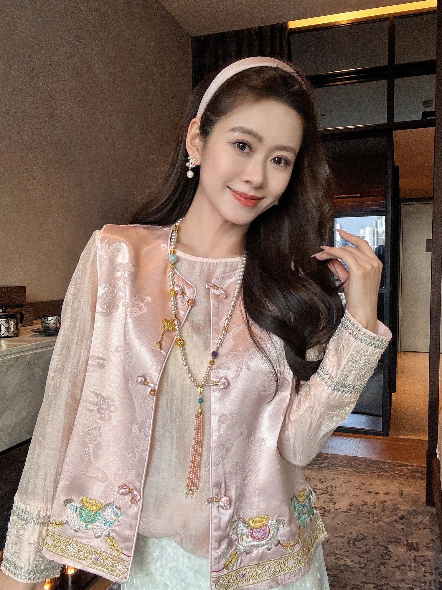 

Новая китайская короткая вышитая куртка-жилет для женщин, весна 2026, на пуговицах, для многослойного ношения, приталенный крой, круглый вырез