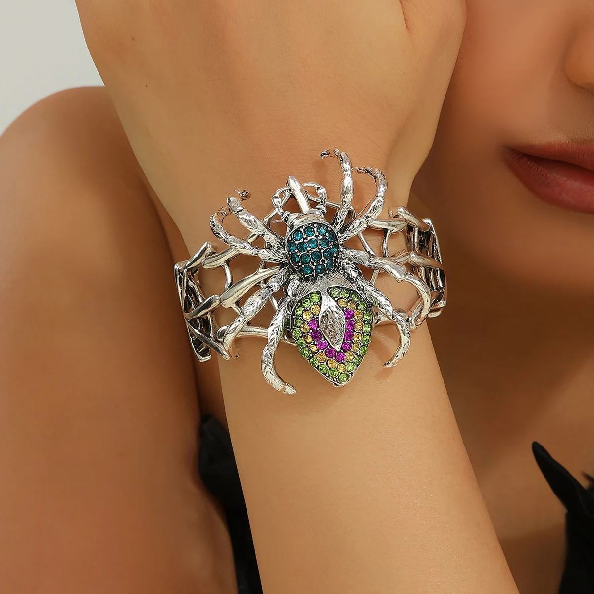 

Halloween Dark Spider Bangle Inlaid Crystal Elastic Wristband Punk Party Jewelry for Women