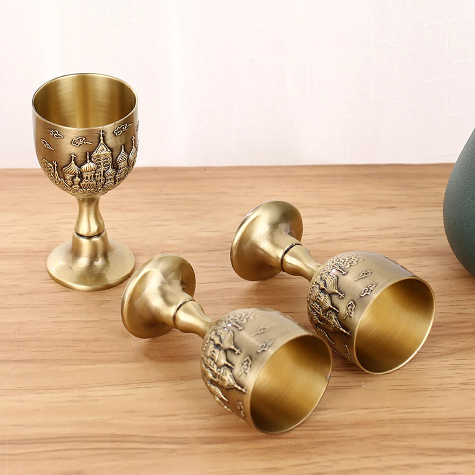 

25ml Vintage Vine Cup Exquisite Antique Castle Pattern Design Goblet Retro Bronze Wine Cup Wedding Festival Party Wine Glass