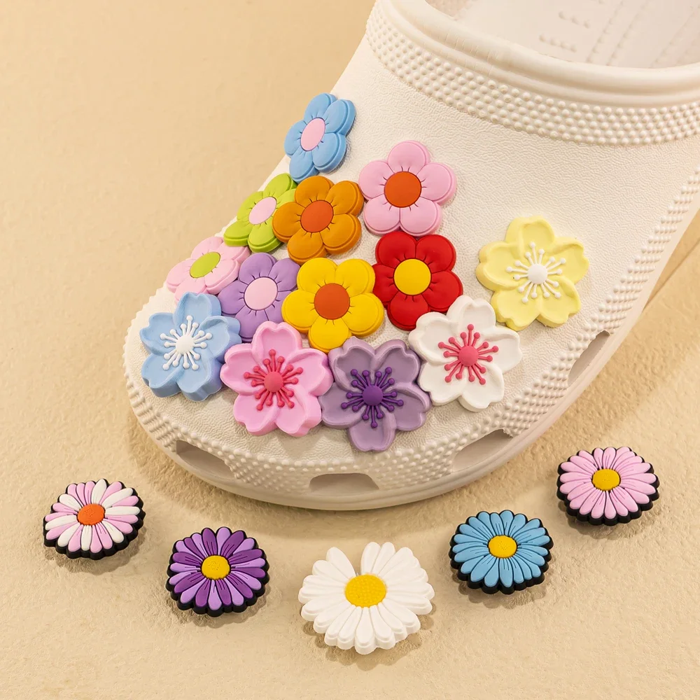 1 قطعة بولي كلوريد الفينيل زهرة الأحذية السحر للنساء الفتيات الصنادل اكسسوارات ساكورا ديزي الأحذية الزينة دبابيس للهدايا صندل أبازيم الهدايا