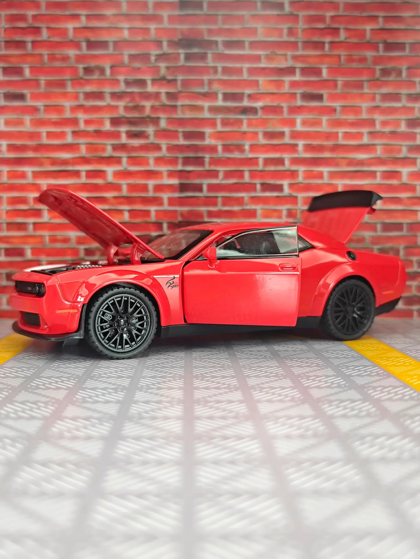 Colección de adornos de coche de aleación SRT 1:32, acústico-óptico, modelo superrunning para niños, regalos, mano de obra fina