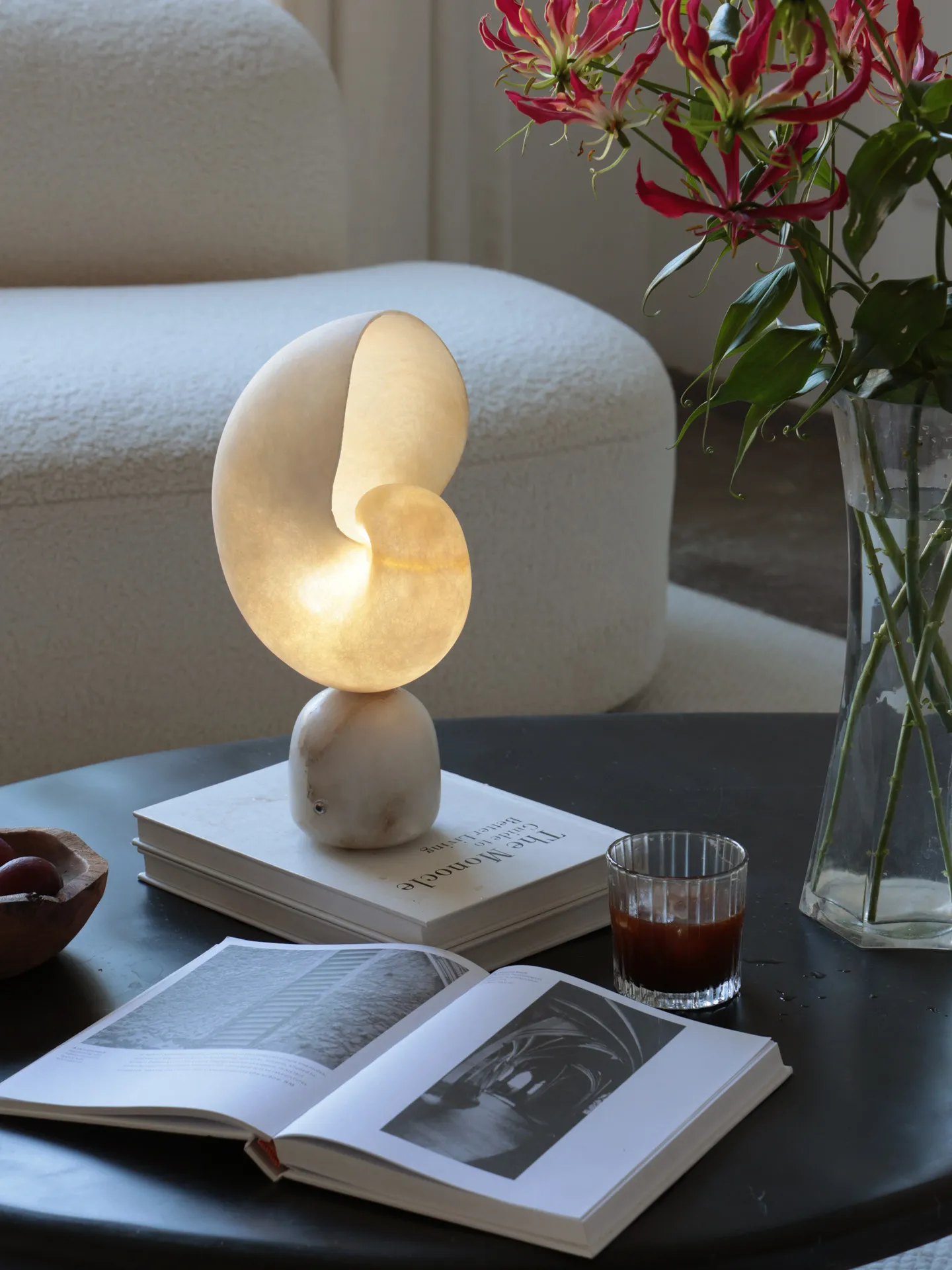 French conch small night light ornament Nordic desktop rechargeable bedside lamp retro vintage vintage white desk lamp