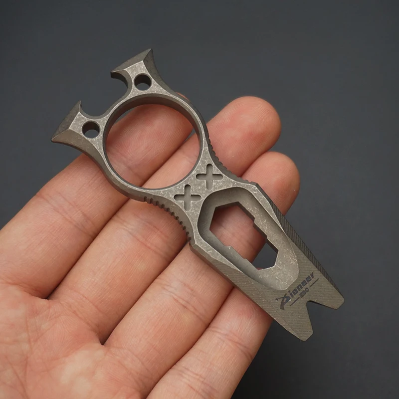 Palanca multifuncional de aleación de titanio con hebilla, abridor de botellas con orificio, llave de especificación múltiple, herramienta EDC para acampar al aire libre