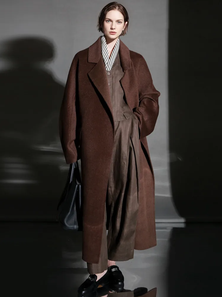 ZMEENNA เสื้อโค้ทผ้าวูลผสมสำหรับผู้หญิง ดีไซน์หรูหรา ทรงยาวสำหรับฤดูหนาว พร้อมปกกว้างและเข็มขัดผูก รุ่น ZM4005