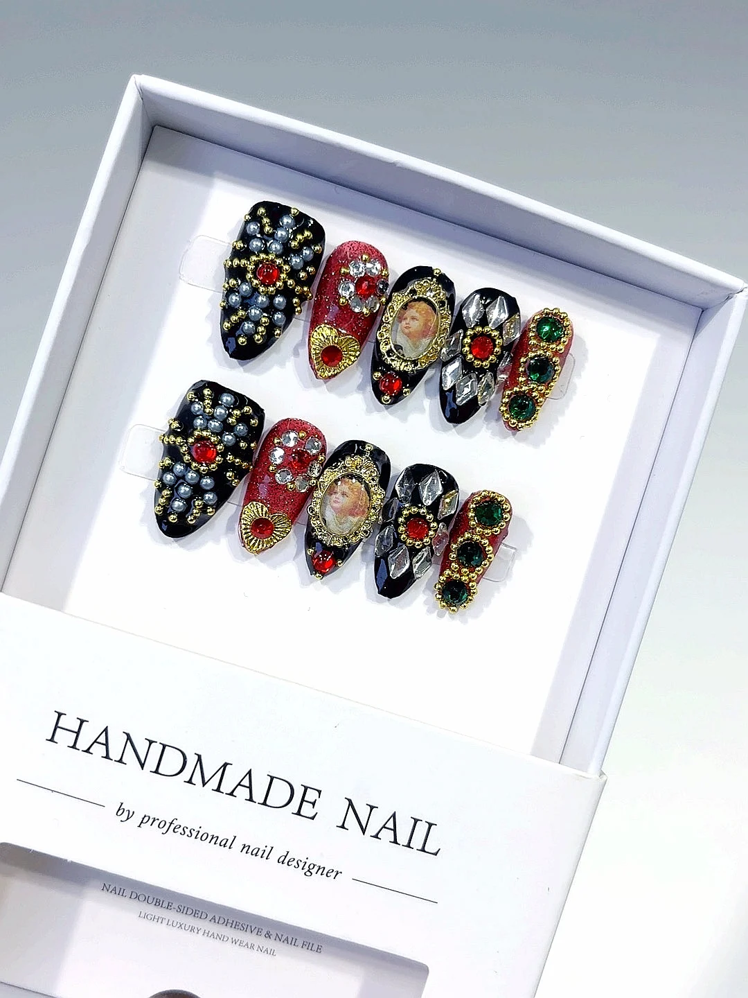 

Vintage Rhinestone Portrait Almond Press on Nails（L162）