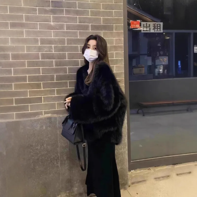 Black Fox-like Fleece Eco-friendly Fur Coat Exudes A Sense of Luxury Is Extremely Good-looking. It's A New Furry Women's Outfit.
