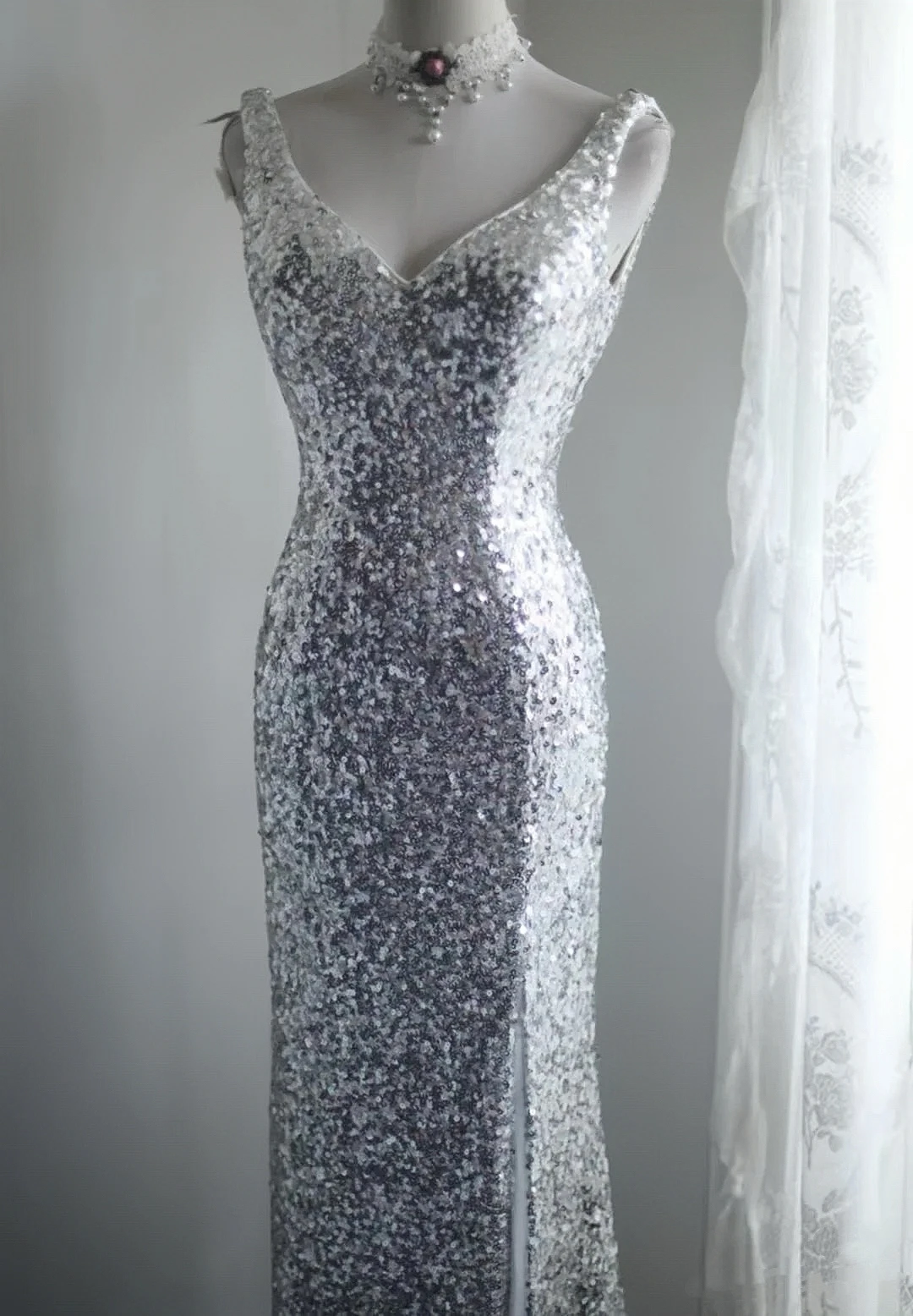 

Shiny Silvery Sequins Mermaid Cocktail Dress Side Slit V-neck Floor Length High-end Graduation Ceremony Party Host Evening Gown