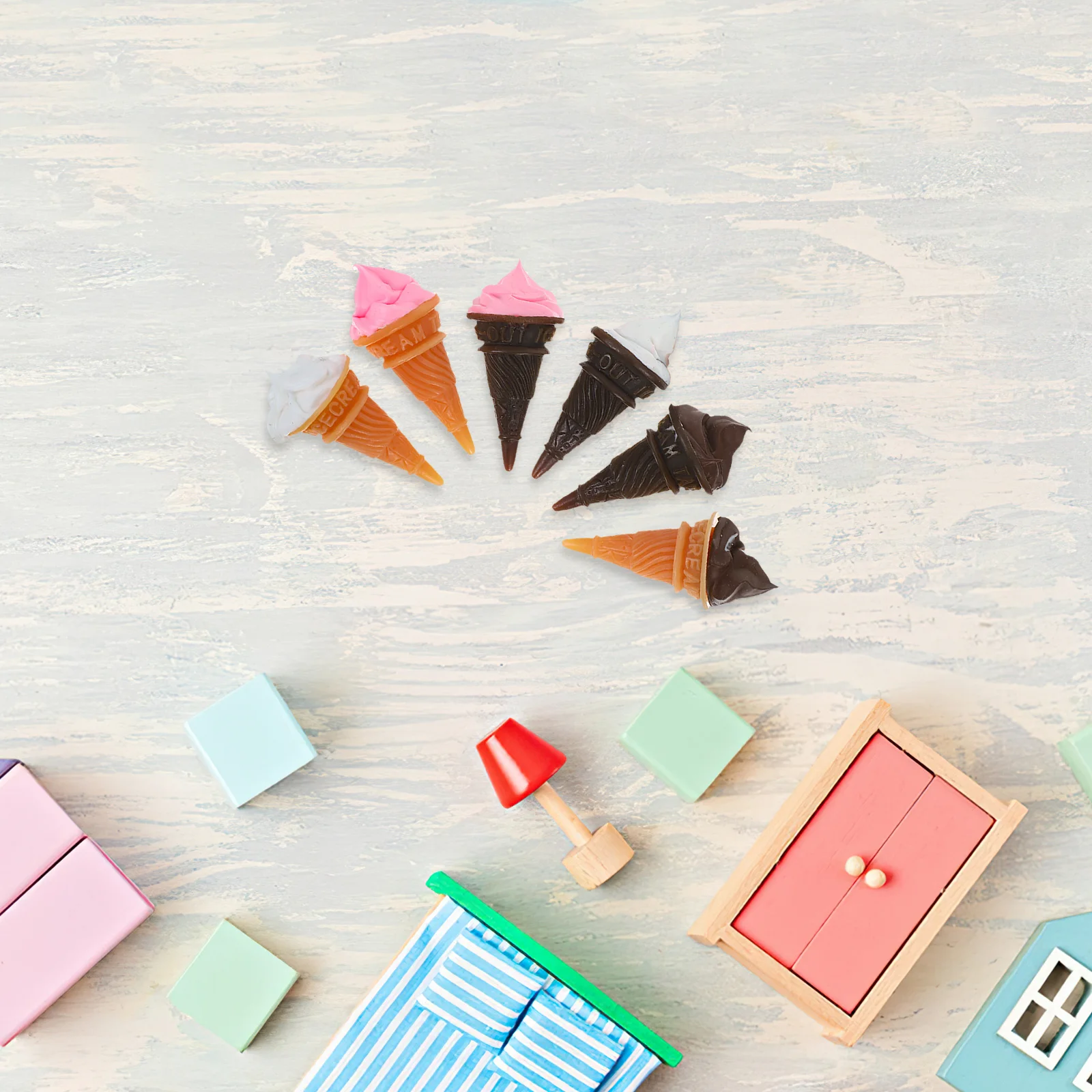 12 mini cornets de crème glacée en résine, décorations de desserts miniatures pour maison de poupée, simulation réaliste de friandises, scène à petite échelle