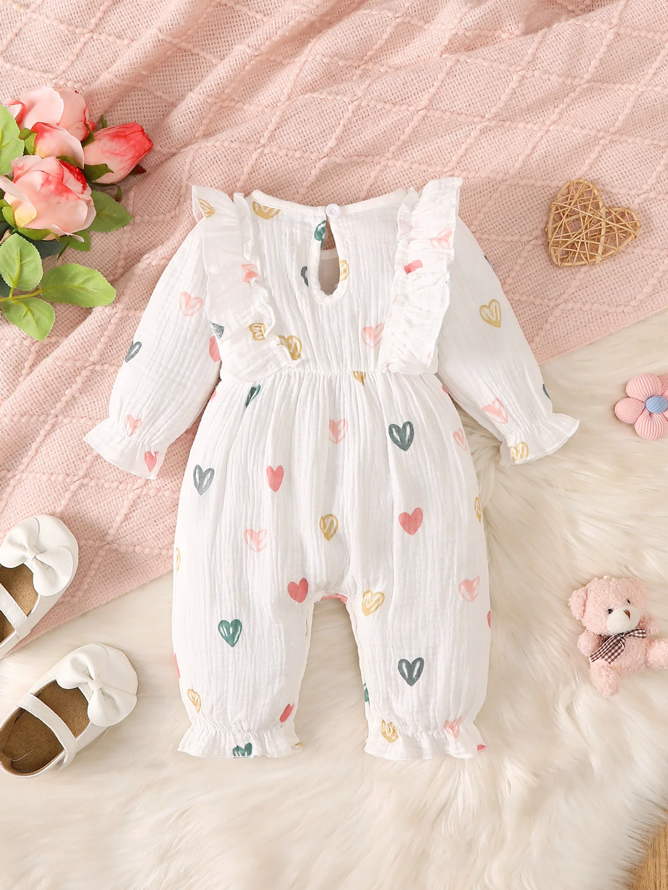 Spring and Autumn Style Cute and Sweet Baby Girl Long-Sleeved Jumpsuit, with Cute Heart Print Pattern, Sweet Bow Decoration on the Chest, Newborn Baby Girl Outdoor Romper, Baby Girl Jumpsuit