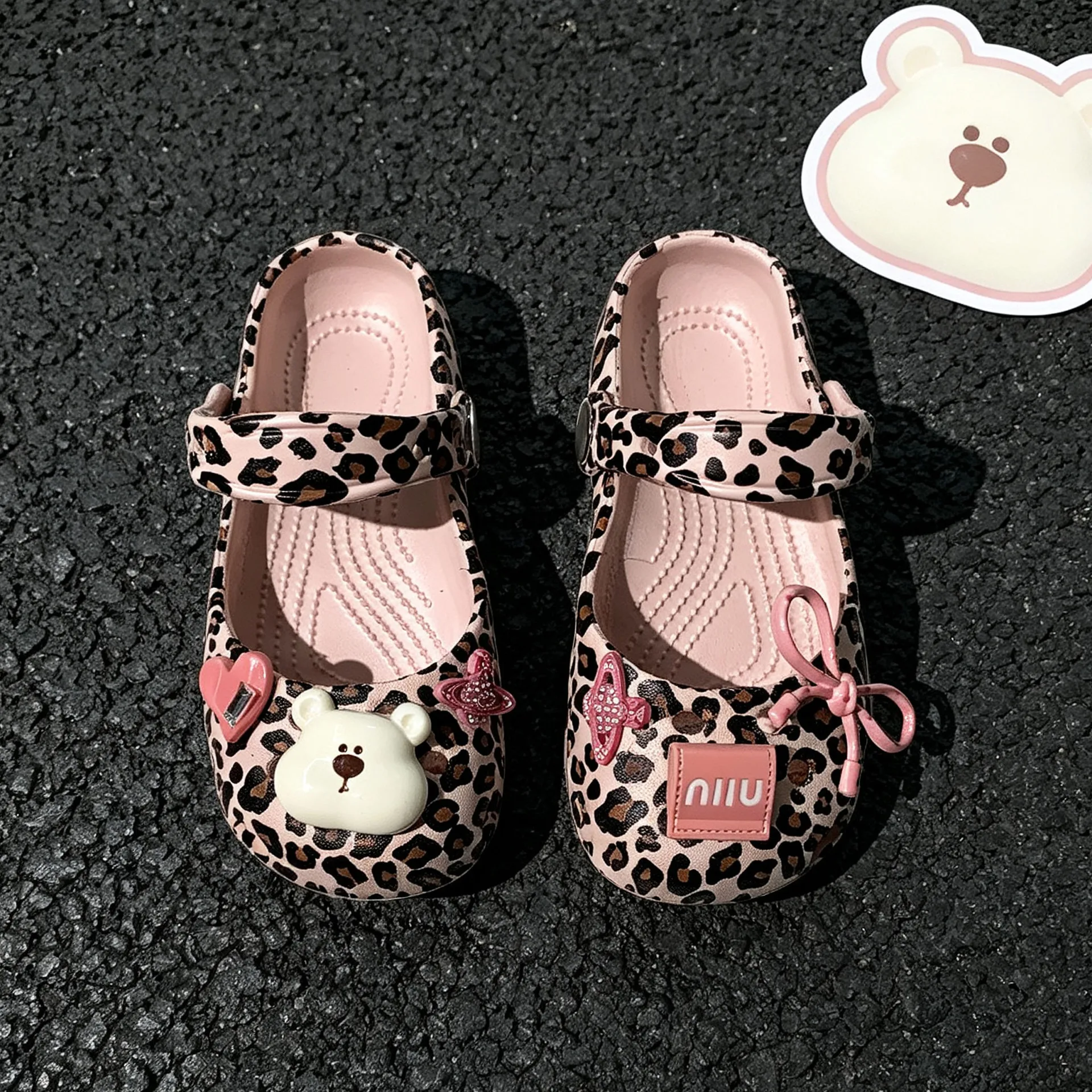 2026 Kinder Mädchen Ballett Mary Jane Clogs Silber Niedliche Bären-Charms Verstellbarer Riemen Rutschfeste Sommer Strand Outdoor Sandalen – Detail 13