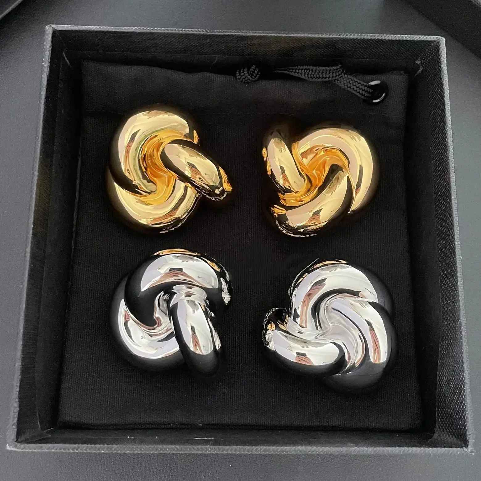 

2025 New Europe Designer Brand Irregular Circular Gold Silver Ear Clip Earrings Women Top Quality Luxury Jewelry Trend