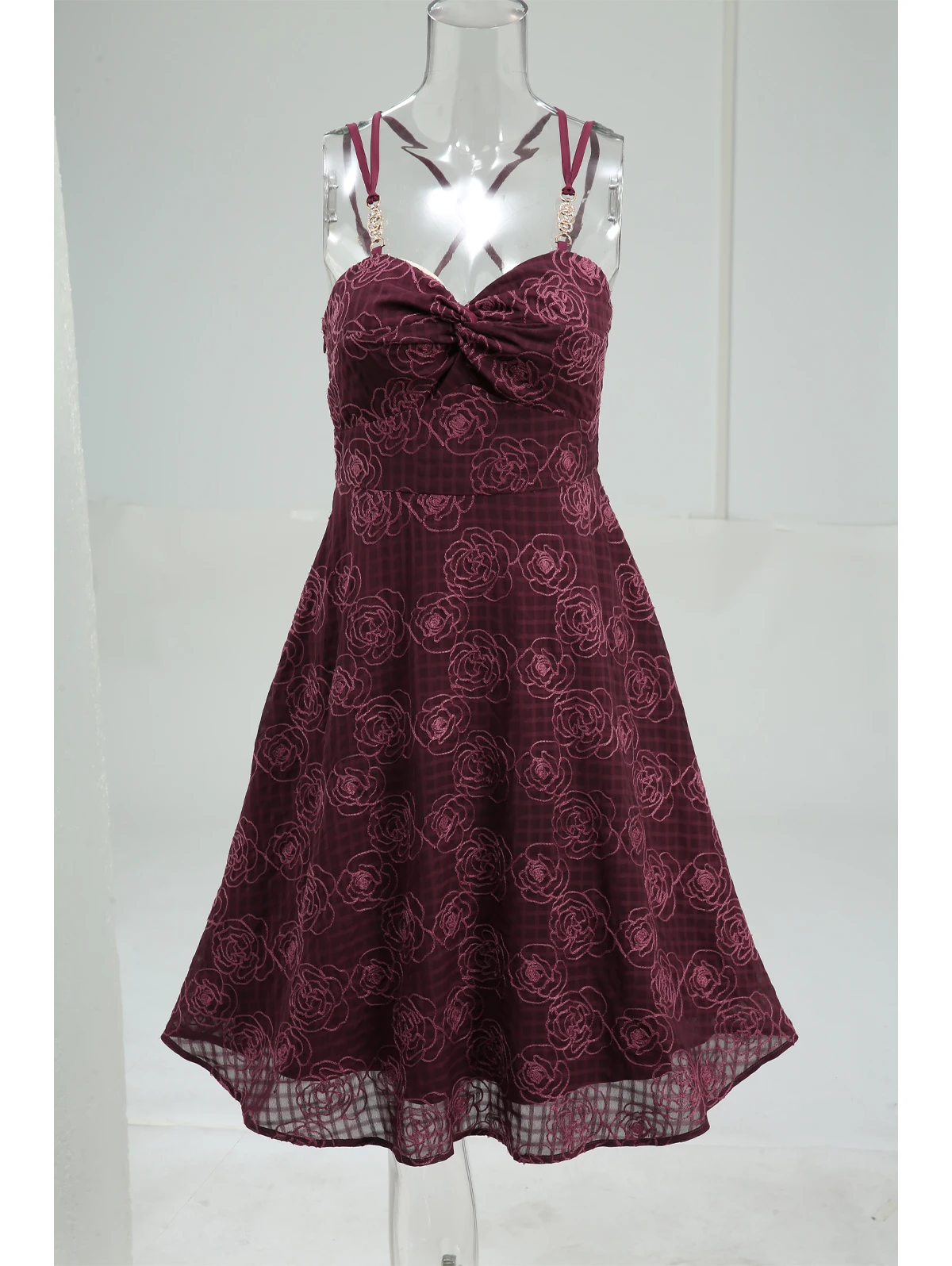 ชุดเดรสปาร์ตี้ฤดูร้อนปี 2026 ลายดอกกุหลาบแดง ปักลายตาราง ผ้าพันไขว้ ทรงเอไลน์ สายเดี่ยว ชุดลำลองสำหรับผู้หญิง