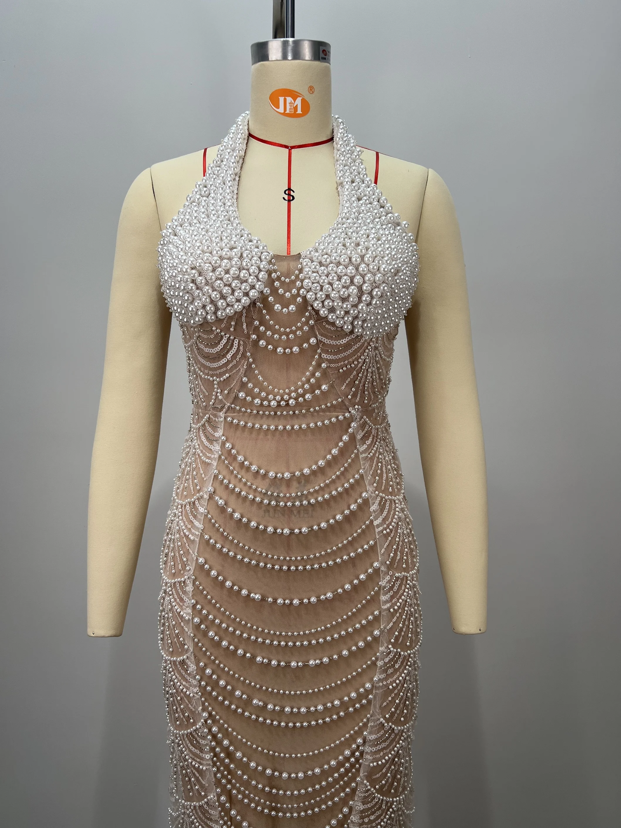 Dames beige mouwloze halterjurk met kralen, halterhalslijn met parelschaal en doorschijnende zeemeerminsleep, luxe avondgalajurk ​