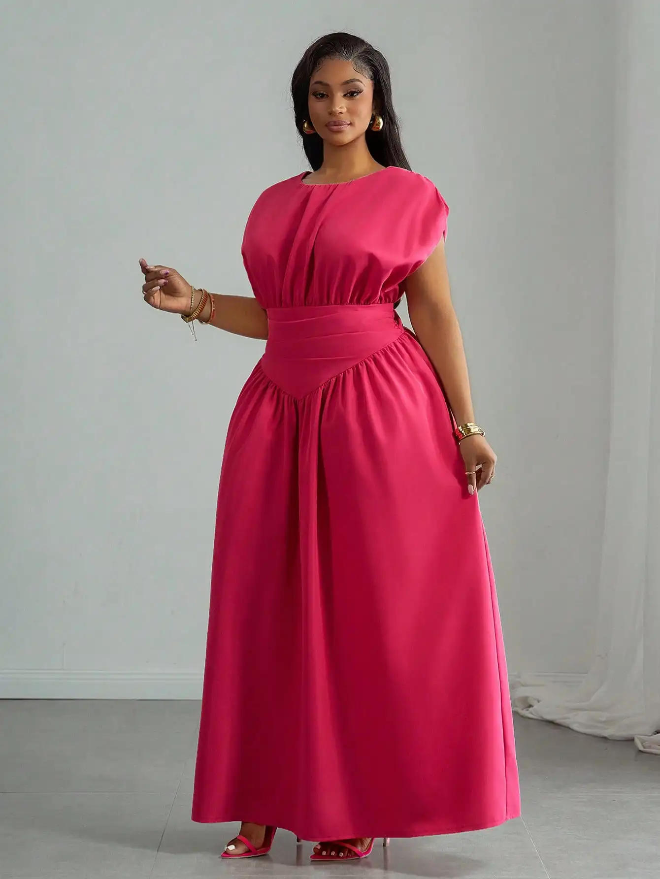 Vestido maxi fucsia liso con cuello redondo, mangas abullonadas, lazo en la cintura y falda en línea A para mujeres de talla grande