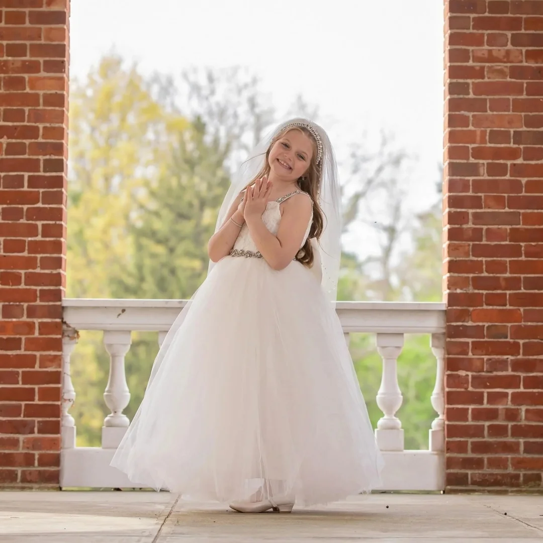 Weiße Blumenmädchenkleider für die Hochzeit, Kristallspitze, Applikationen, ärmelloses Mädchenkleid für Fotoshooting, Erstkommunionkleid, individuell gestaltet
