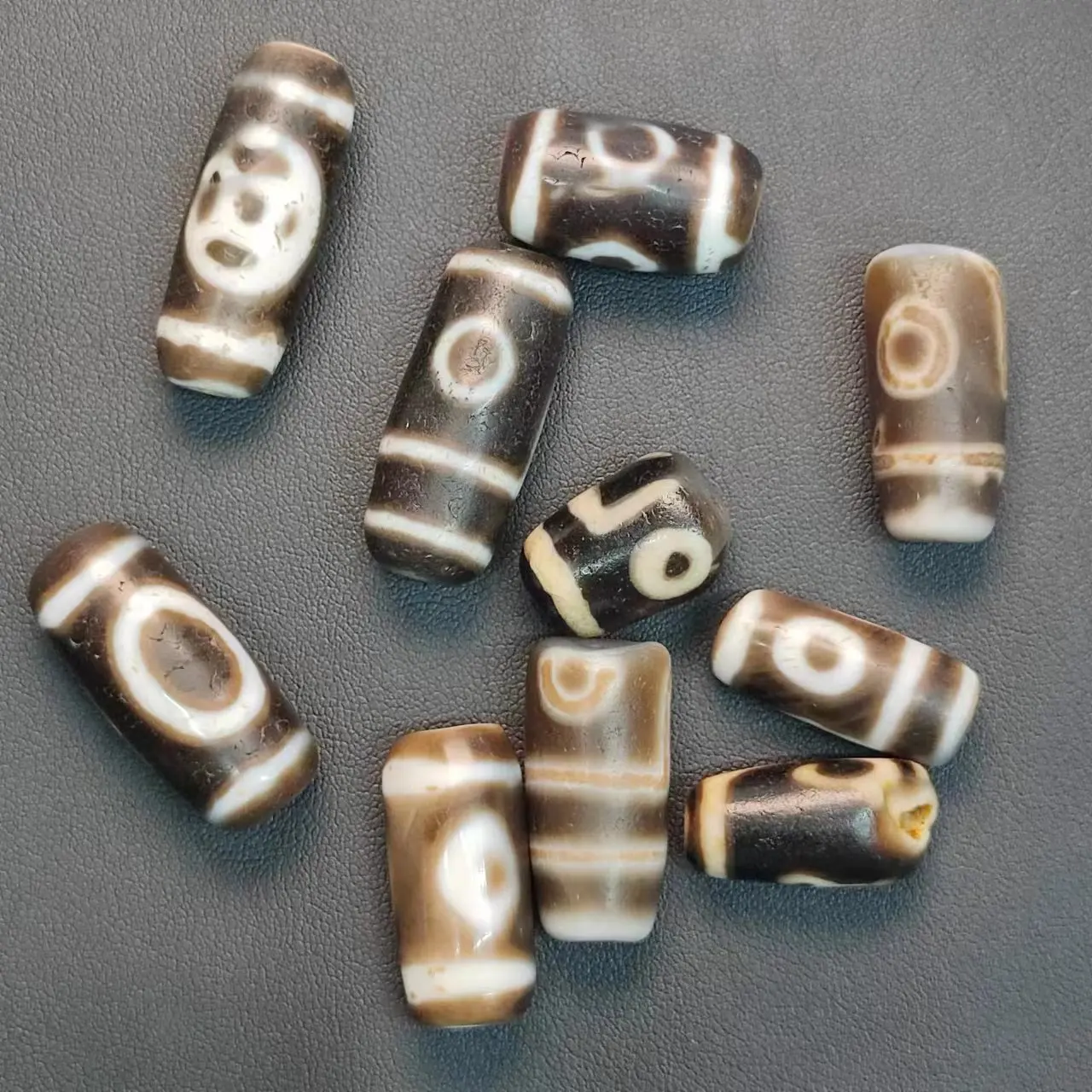 

1pcs/lot natural multi-pattern old agate dzi Weathering lines Broken bead Millennial to pure craftsmanship Rare breeds Accessory