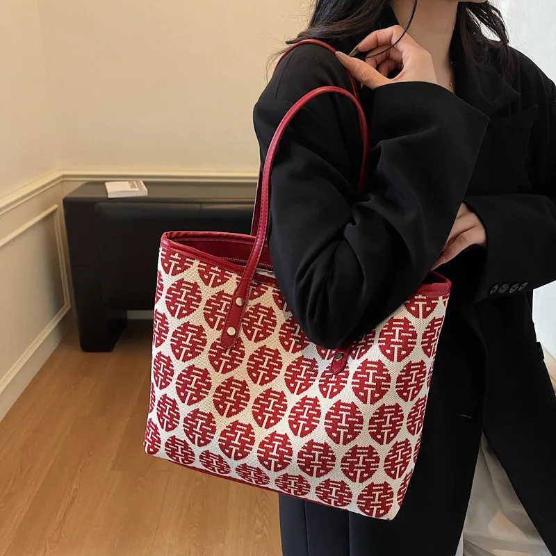 

Luxury Silk Wedding Tote - Double Happiness Embroidery with Detachable Strap & Gold Hardware for Elegant Bridal Look