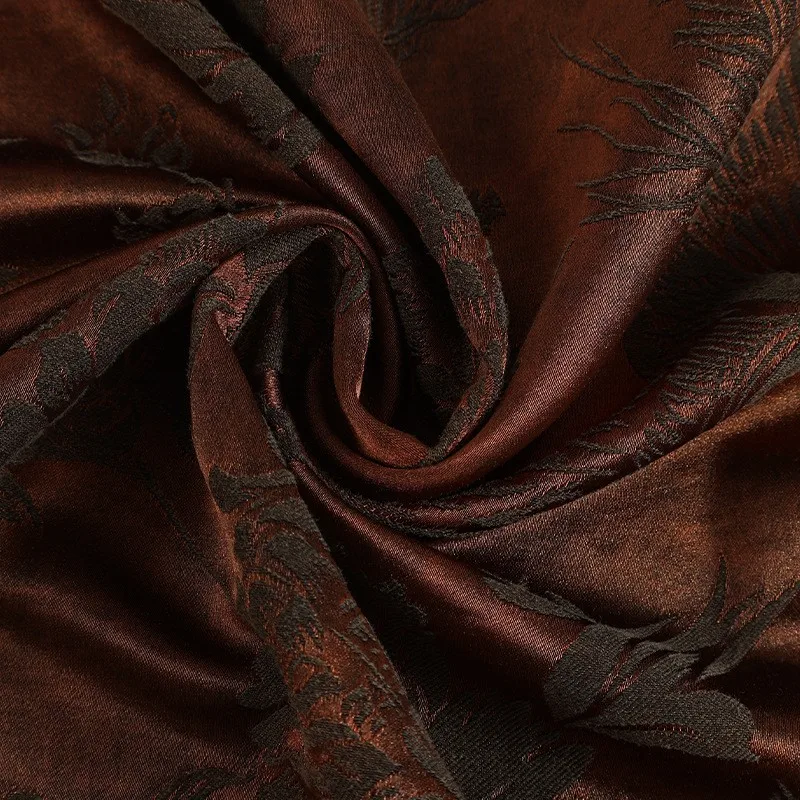 

Модное женское платье-ципао из вискозной ткани с жаккардовым узором под шелк.