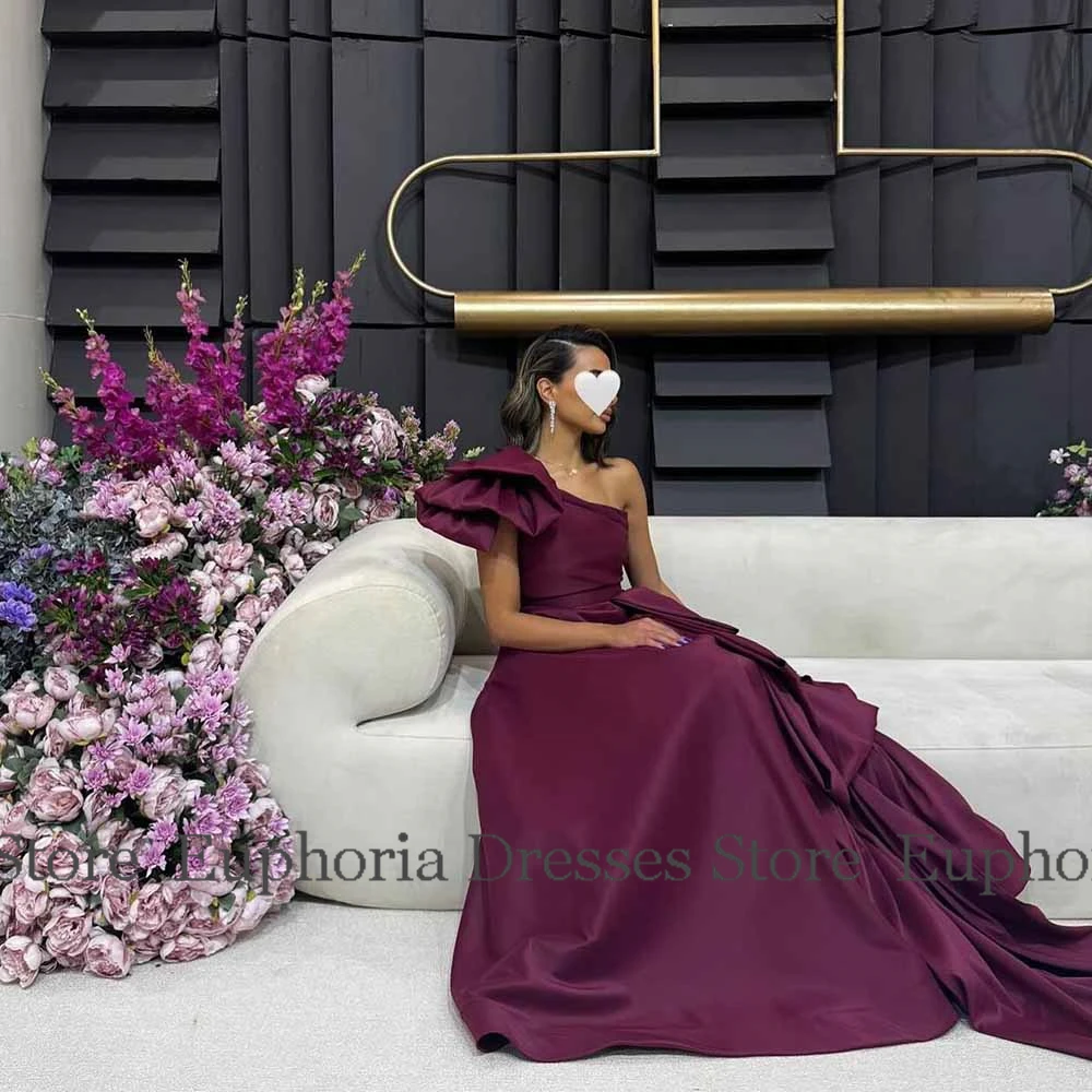 Vestidos de fiesta de Arabia Saudita 2025, vestido de satén de corte A para el Día de San Valentín, vestidos de noche morados con volantes escalonados y un solo hombro para mujer