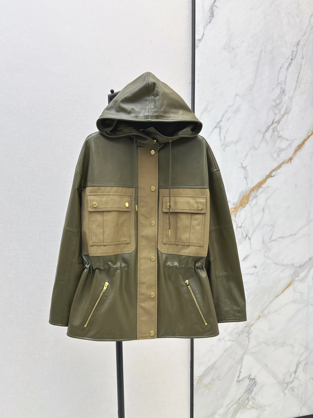 Giacca in vera pelle con cappuccio con tasche decorative: elegante, elegante e morbida.