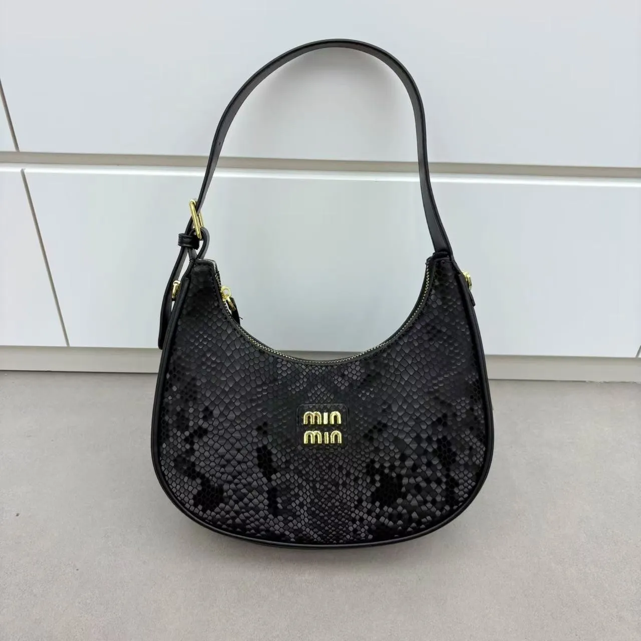 

Famous Designer Women's Handbag Leather Shoulder Bag, Crossbody Messenger Style Popular Classic Elegant And Durable Material