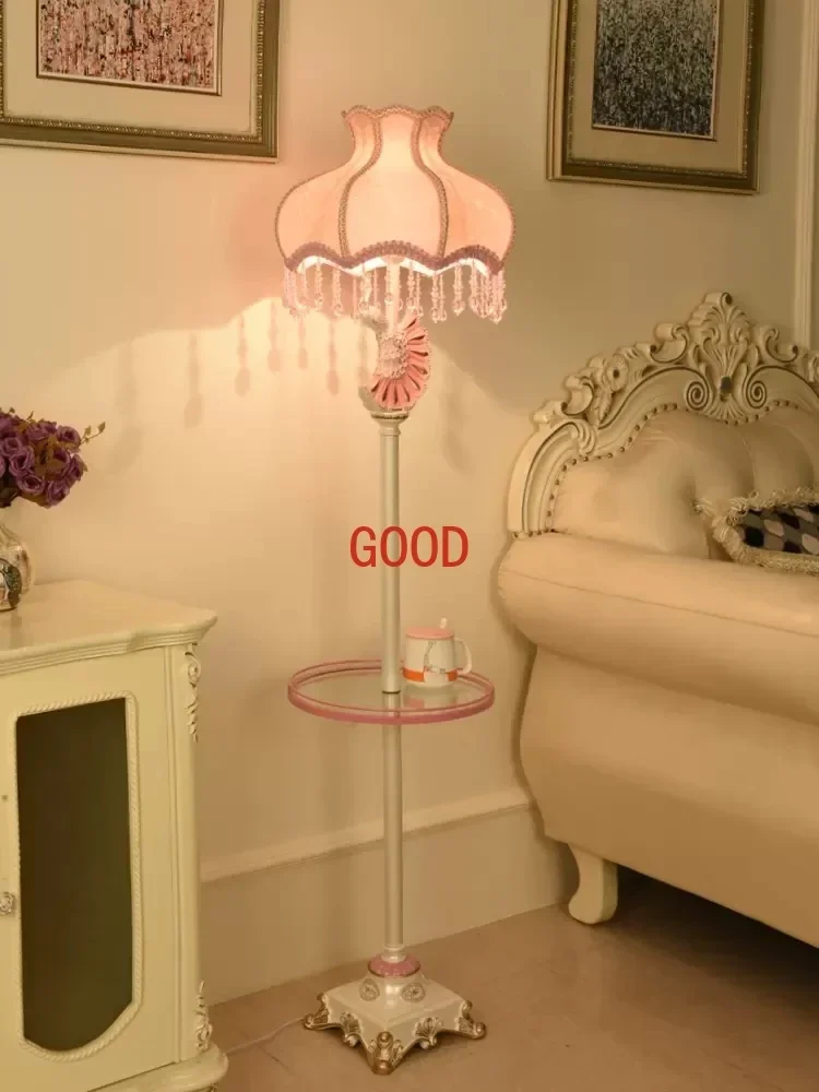 ห้องนั่งเล่นโต๊ะกาแฟโคมไฟตั้งพื้น Retro สีชมพูโคมไฟห้องนอนห้องจัดงานแต่งงานนกยูงเรซิ่นข้างเตียงแนวตั้งโคมไฟตั้งพื้น