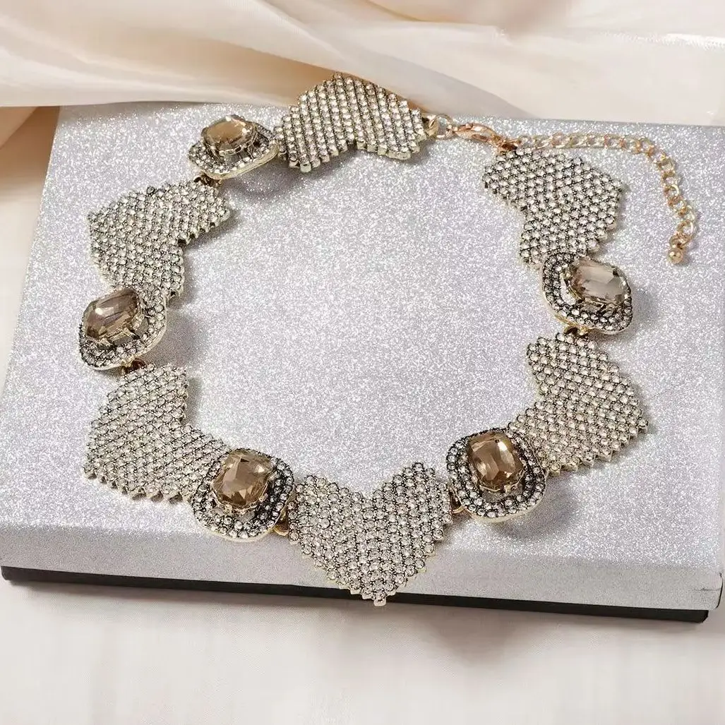 ZAA Exquisite Fashion Rhinestone Geometric Heart-shaped Choker Necklace