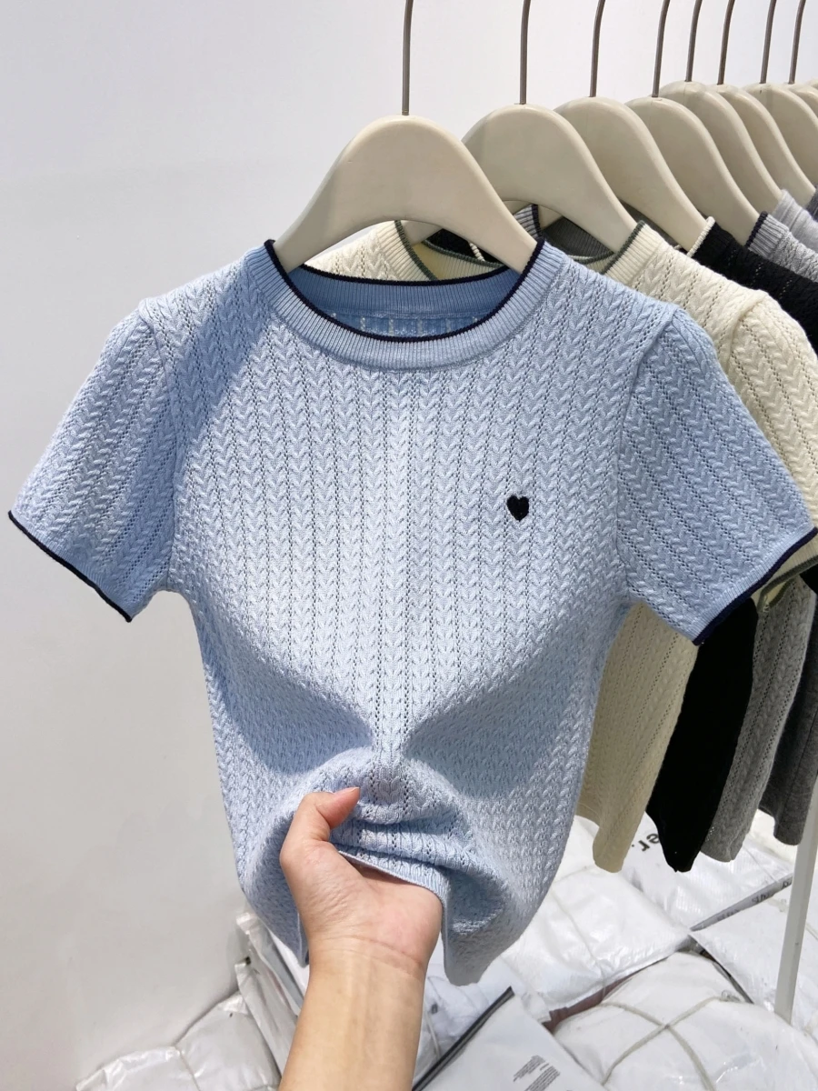 قميص نسائي صيفي جديد بأكمام قصيرة محبوك مع تطريز، قميص قصير أساسي للارتداء الداخلي، تصميم عصري ضيق برقبة مستديرة