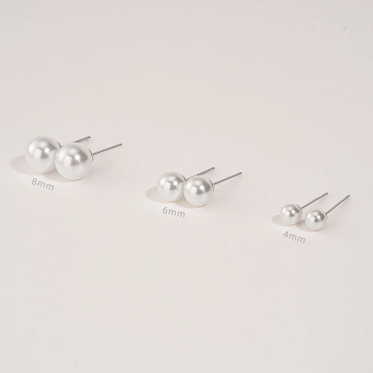 1 Paar, schlichtes Design, aus Edelstahl mit weißen Perlen, Ohrstecker mit Druckverschluss, 4, 5, 6, 8 mm, verblasst nicht, hypoallergen. – Detail 2