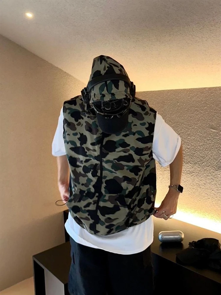 

Trendy Camo Hooded Zip Up Vest for Couples Men's Oversized Streetwear Jacket with Minimalist Design Unisex Fit​
