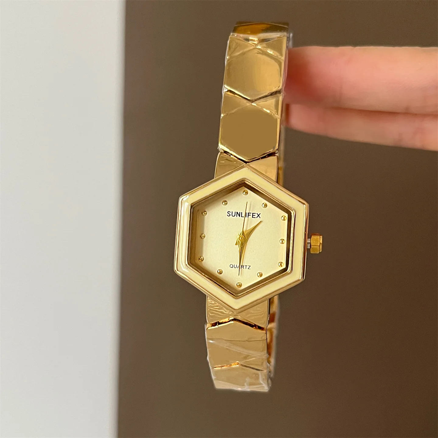 Retro-Style Hexagonal Dial Watch For Women, Unique Design, High-End And Fashionable New Style, Suitable For Women.