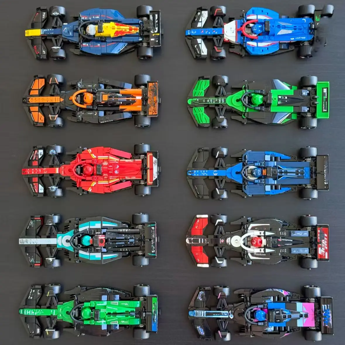 มินิโซ 2025 พร้อมส่ง DIY 66802: ชุดโมเดลรถแข่ง 10 ชิ้น ของตกแต่งสำหรับของขวัญวันเกิดและคริสต์มาส