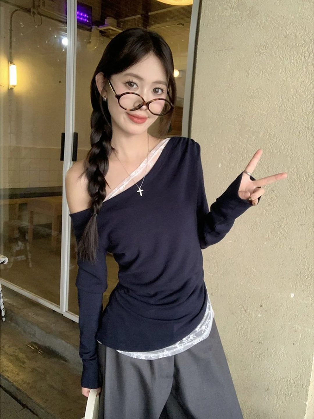 

Женская футболка с кружевными вставками и асимметричным вырезом на плече, короткий рукав, облегающая, повседневная, модная, дышащая, для ношения под одеждой.