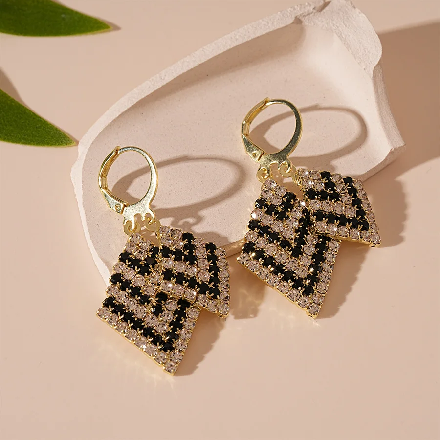Light luxury super flash diamond-set rhombus striped earrings, fashionable niche geometric temperament high-end earrings women