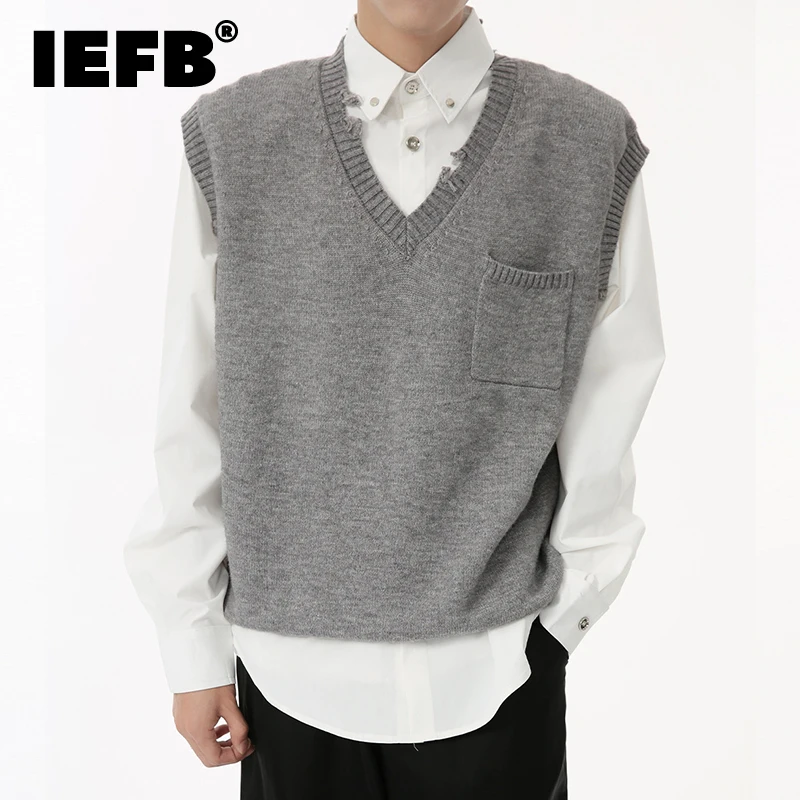 

IEFB Korean Style Men's Tank Tops Knitting Solid Color V-neck Sleeveless Male Clothes Pullover Vest Minimalist Trend 2024 9C6940