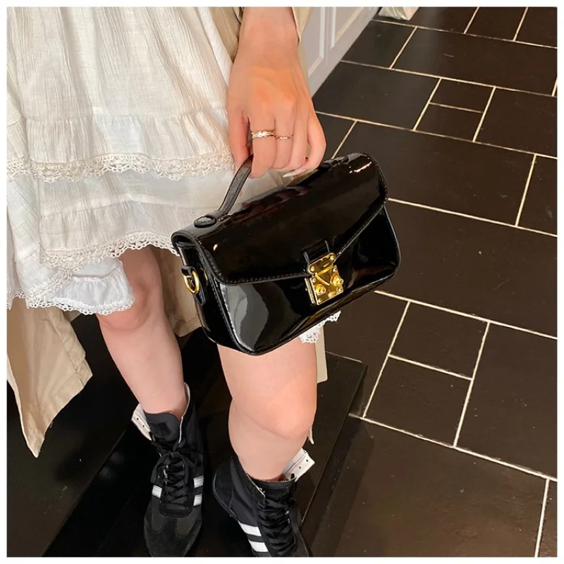 

Superior Ladies Shoulder Bag Made Of Adder-Print Leather Boasting Iceland High-End Vintage Neat Spacious Look