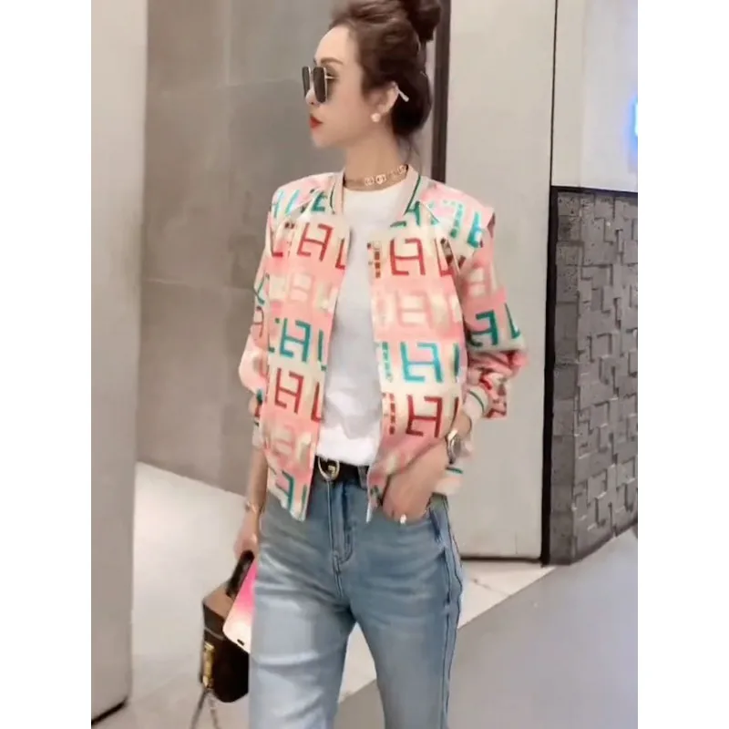 Modna i ekskluzywna kurtka baseballowa 2025, nowa jesienna różowa kurtka rozpinana z literami i zamkiem błyskawicznym.