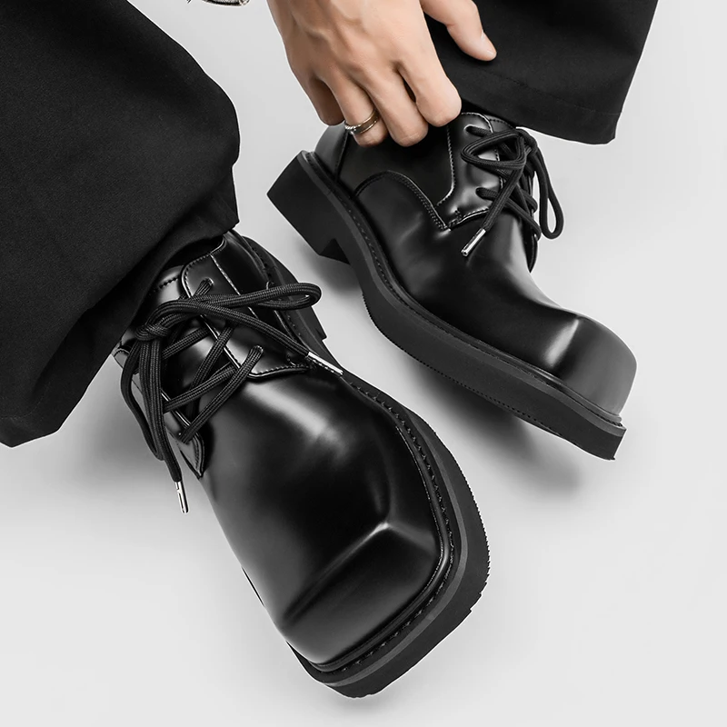 

Новые мужские повседневные туфли с квадратным носком черного цвета, оригинальный дизайн, подходящий для любых случаев, на толстой подошве, низкие, в британском стиле, туфли дерби