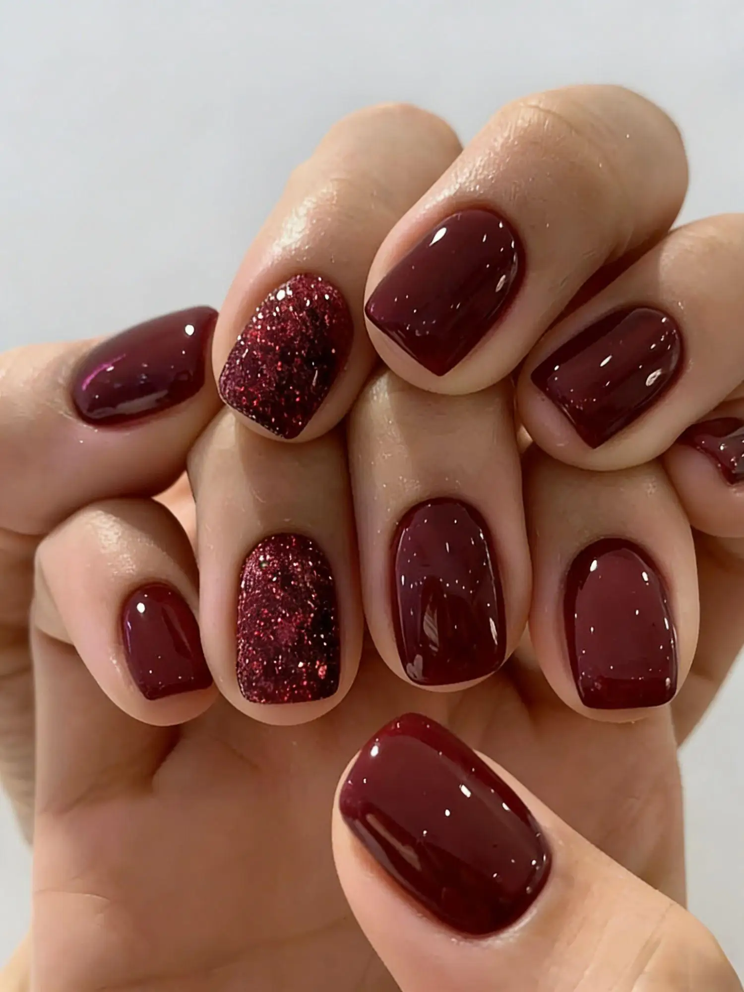 Set di 96 Unghie Finte Adesive con Glitter e Diamanti, Sfumature Rosa Nude, Rosso Vino e Bordo Glitterato Francese per Uso Quotidiano e Feste