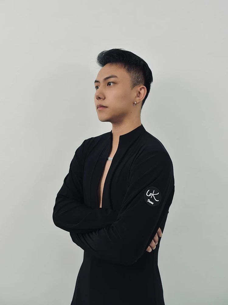 ใหม่เสื้อเต้นรำละตินสำหรับชาย V คอยาวแขนยาวเสื้อซัมบ้าโมเดิร์นแดนซ์เสื้อผ้าผู้ใหญ่ละตินสวมใส่ DQS17185