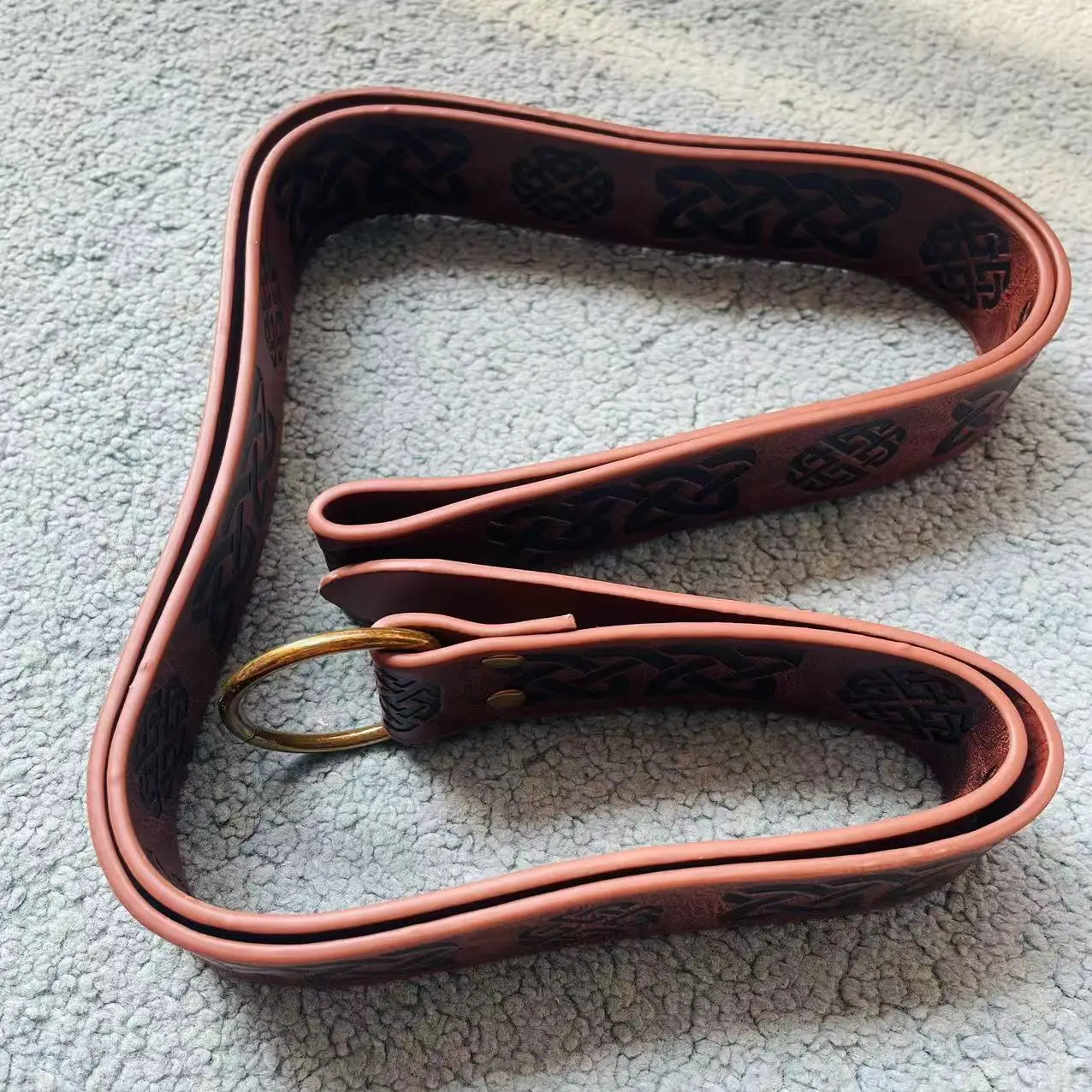 เข็มขัดหนัง PU ลายนูนลายโทเท็ม อุปกรณ์ประกอบคอสเพลย์ฮาโลวีน ชุดนักรบไวกิ้ง สายคาดเอวยาว 158 ซม. สไตล์ยุคกลางและสตีมพังก์