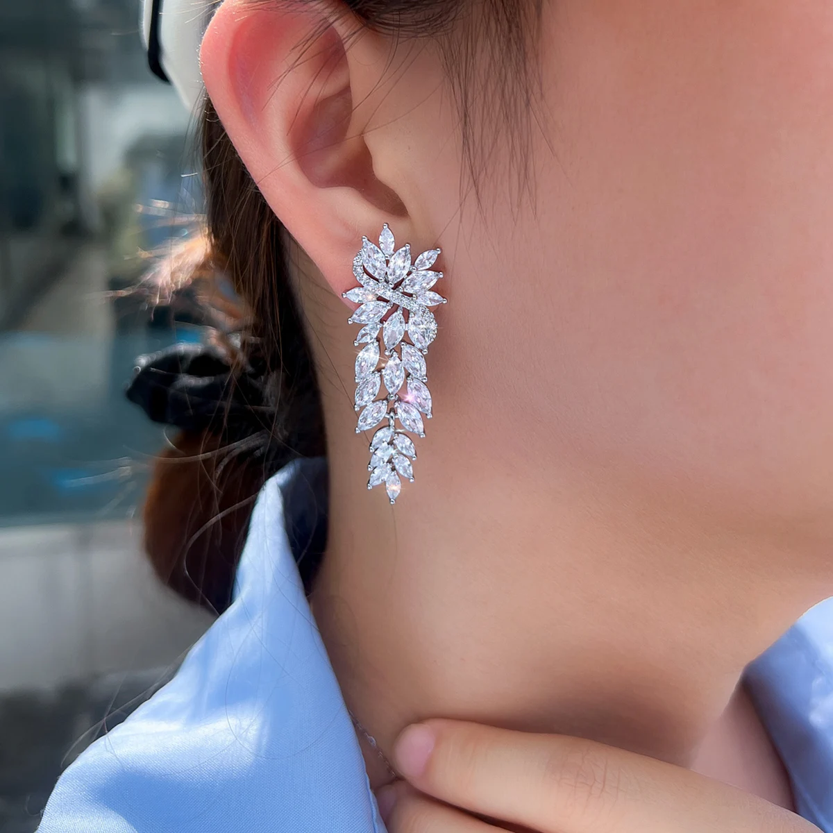 CWWZircons Wunderschöner europäischer Damen-CZ-Hochzeits- und Abschlussballschmuck, weißer Zirkon-Blatt-Ohrring, lang, für Brautparty, Großhandel E1168 – Detail 6