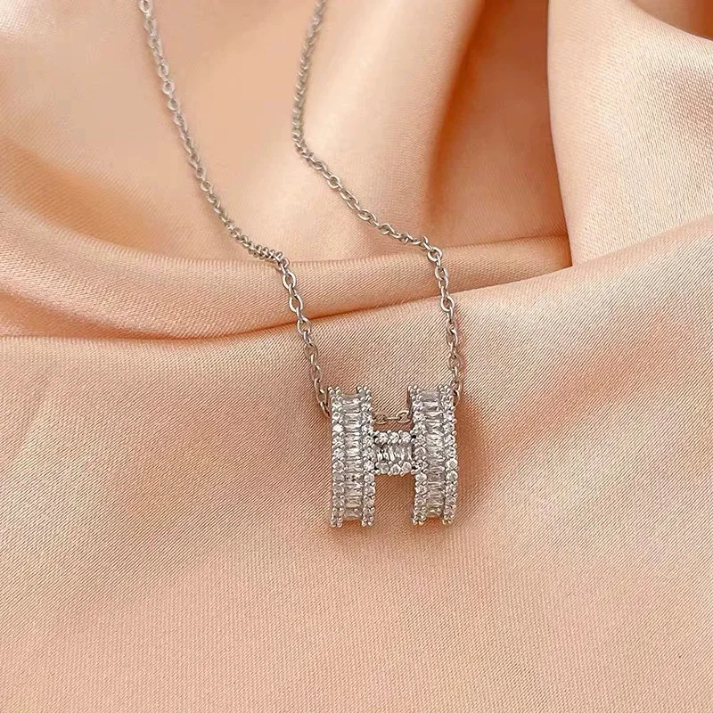 

A women's necklace with an exquisite square zircon pendant is a bestseller among Internet celebrities