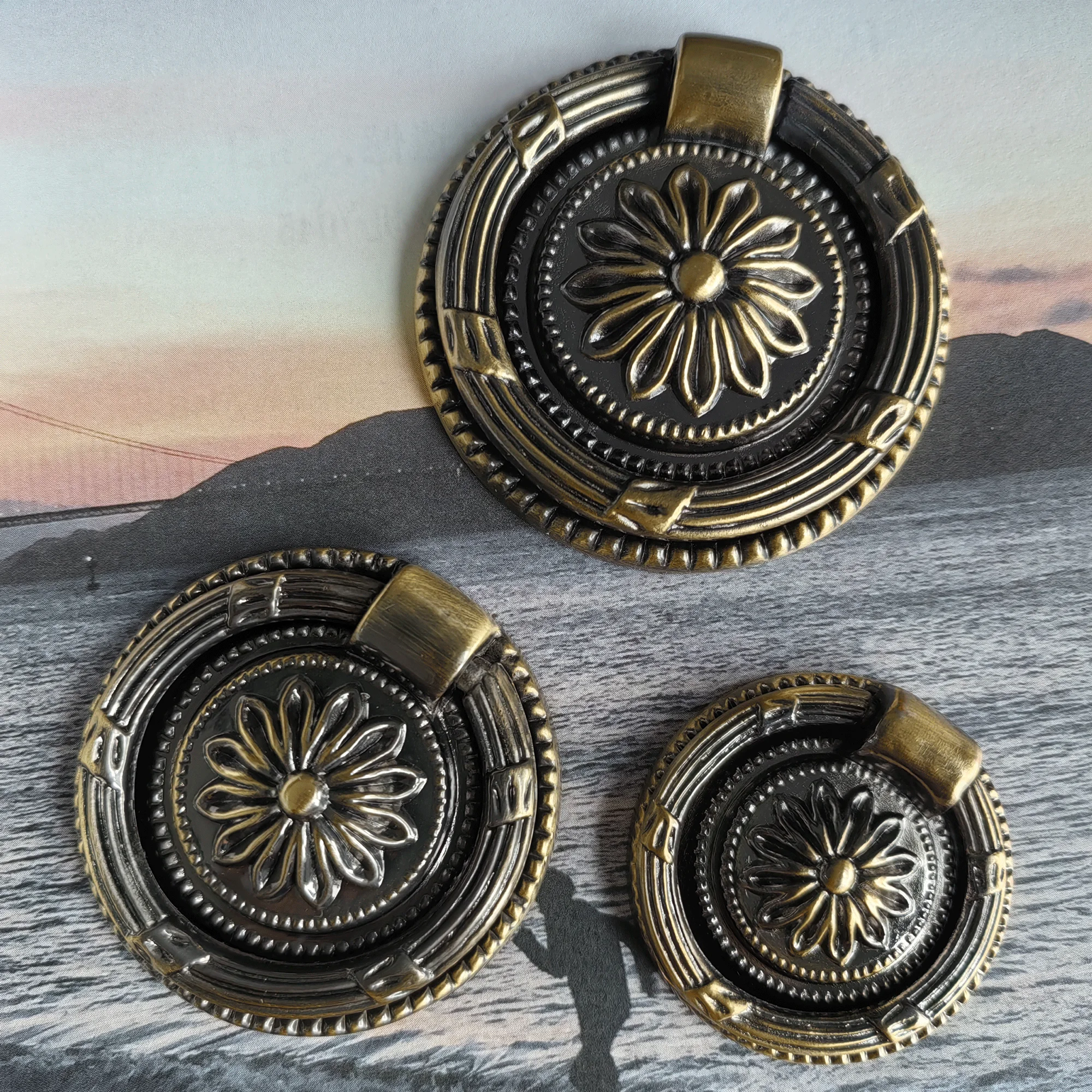 ヴィンテージ亜鉛合金アンティークブロンズキャビネットハンドル、ラウンドリングワードローブプル、レトロ引き出しボックスノブ、キッチンアクセサリー、1個